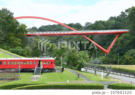 鞍ヶ池公園にある古い名鉄電車の展示車両と虹のかけ橋 107681520