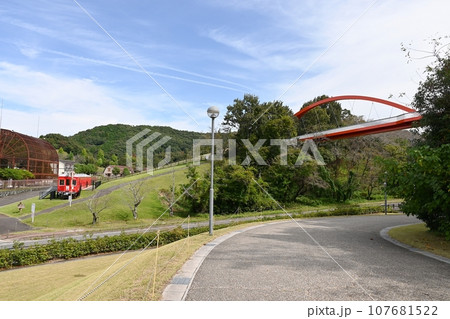 鞍ヶ池公園にある古い名鉄電車の展示車両と虹のかけ橋 107681522