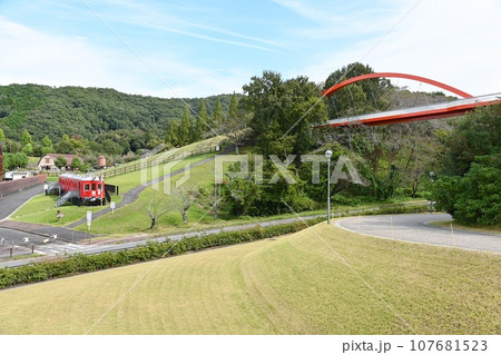鞍ヶ池公園にある古い名鉄電車の展示車両と虹のかけ橋 鞍ヶ池公園にある古い名鉄電車の展示車両と虹のかけ橋 107681523