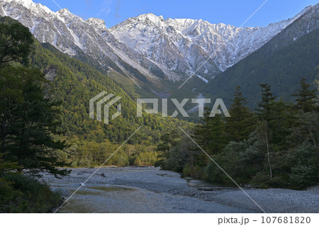 上高地から見た初冠雪の穂高連峰 107681820