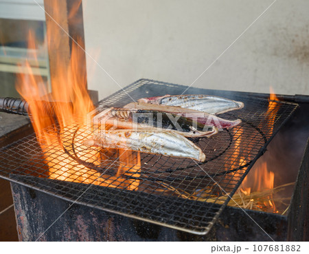 藁焼きで作る鰹のタタキのイメージ 107681882
