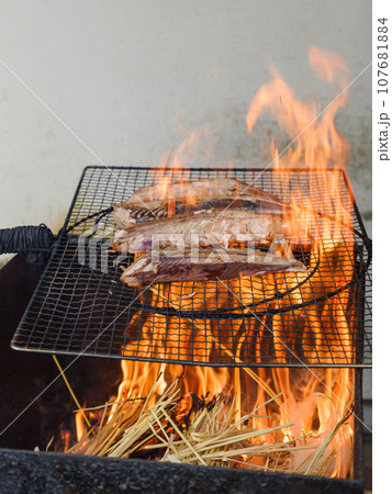 藁焼きで作る鰹のタタキのイメージ 107681884