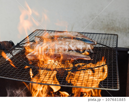 藁焼きで作る鰹のタタキのイメージ 藁焼きで作る鰹のタタキのイメージ 107681885