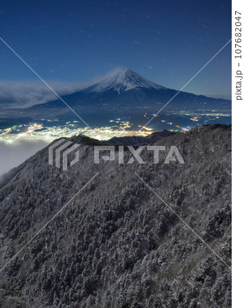 山梨_霧氷と夜焼けの絶景富士山夜景 107682047