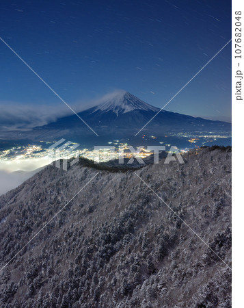 山梨_霧氷と夜焼けの絶景富士山夜景 107682048