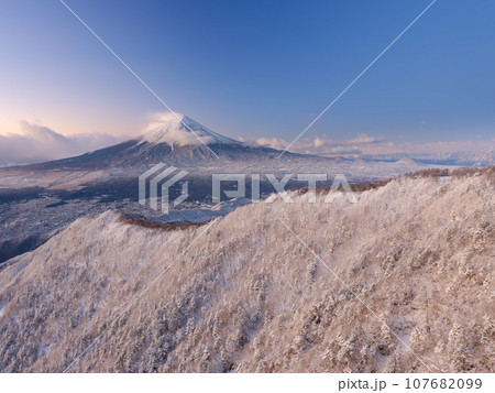 山梨_霧氷と夜焼けの絶景富士山風景 107682099