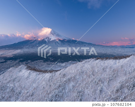 山梨_霧氷と夜焼けの絶景富士山風景 107682104