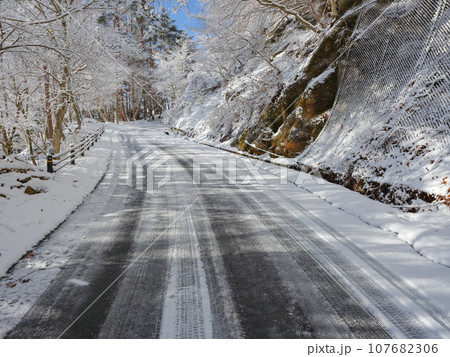 真冬の凍結した道路の風景_交通安全 真冬の凍結した道路の風景_交通安全 107682306