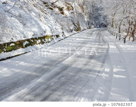 真冬の凍結した道路の風景_交通安全 真冬の凍結した道路の風景_交通安全 107682307