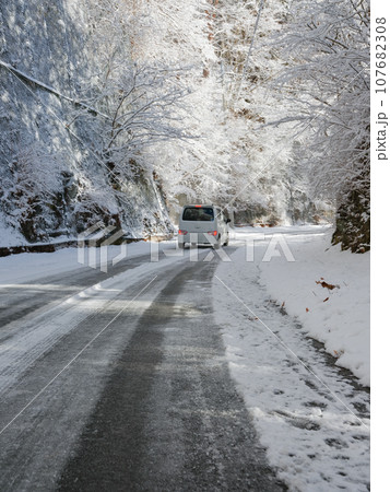 真冬の凍結した道路の風景_交通安全 107682308
