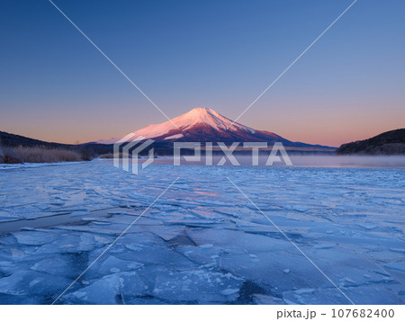 山梨_結氷する山中湖と夜明けの紅富士の絶景 107682400