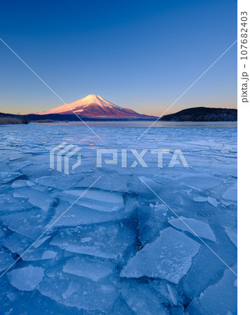山梨_結氷する山中湖と夜明けの紅富士の絶景 107682403