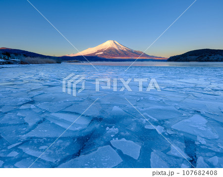 山梨_結氷する山中湖と夜明けの紅富士の絶景 107682408