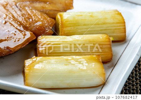 鰤の照り焼きに添えられた白ねぎ。 107682417