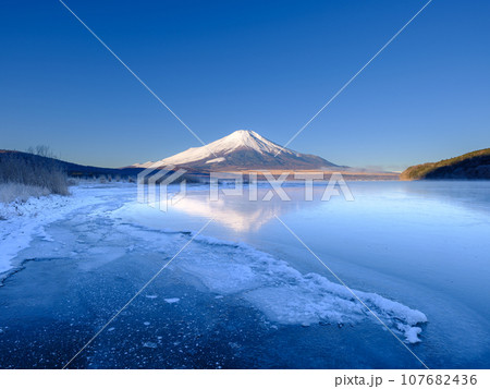 山梨_結氷する山中湖と夜明けの絶景 107682436