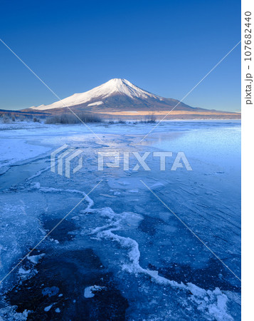 山梨_結氷する山中湖と夜明けの絶景 107682440