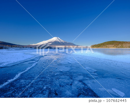 山梨_結氷する山中湖と夜明けの絶景 山梨_結氷する山中湖と夜明けの絶景 107682445