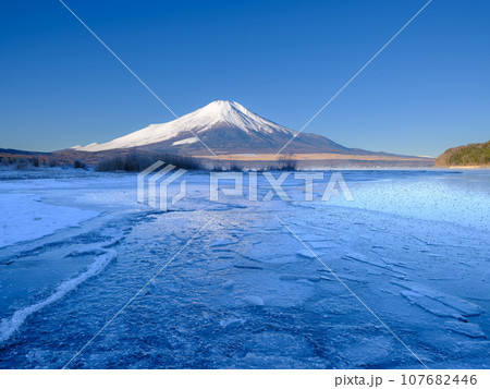 山梨_結氷する山中湖と夜明けの絶景 107682446