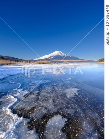 山梨_結氷する山中湖と夜明けの絶景 107682449