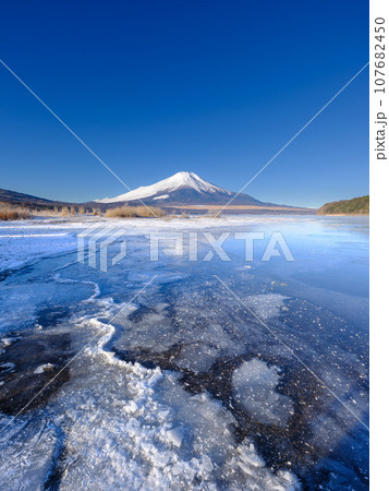 山梨_結氷する山中湖と夜明けの絶景 107682450