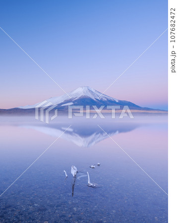 山梨_真冬の山中湖と静寂の絶景 107682472