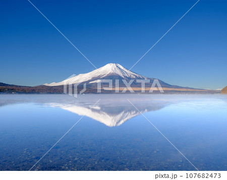 山梨_真冬の山中湖と静寂の絶景 107682473