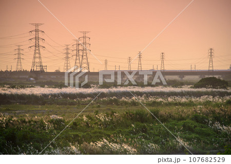 At dusk and sunset, a high-speed train passes over the bridge. 107682529