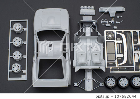 車のプラモデルを組み立てる 107682644