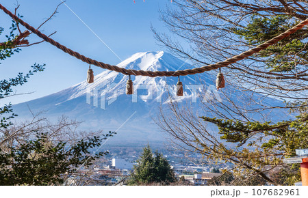 「山梨県」新屋山神社の参道鳥居から見る冬の富士山 107682961