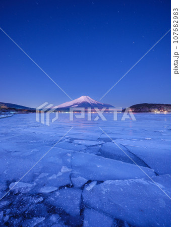 山梨_結氷する山中湖と紅富士の絶景夜景 107682983