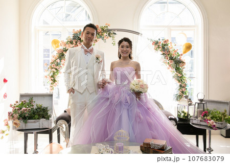 結婚式で愛を誓う新郎新婦 107683079