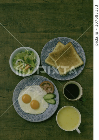 テーブルの上の朝食　目玉焼き　トースト　縦位置 107683133