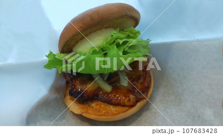 モスバーガーの人気メニュー テリヤキチキンバーガー 107683428