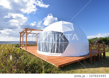 秋の北海道江差町鴎島でグランピング施設の風景を撮影 107683495