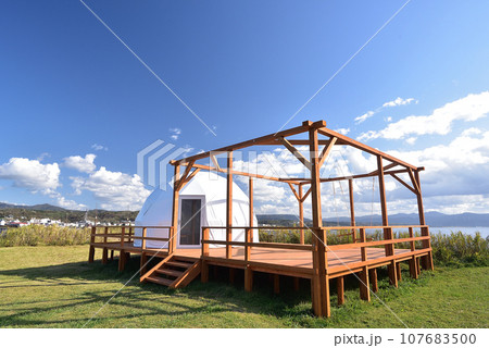 秋の北海道江差町鴎島でグランピング施設の風景を撮影 107683500