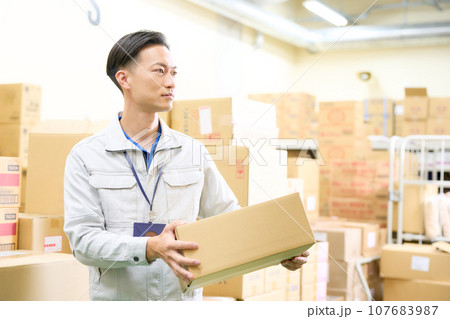 倉庫で働く作業服のスタッフ　物流業　倉庫業　ロジスティック　イメージ 107683987