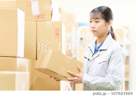 倉庫で働く作業服のスタッフ　物流業　倉庫業　ロジスティック　イメージ 107683989