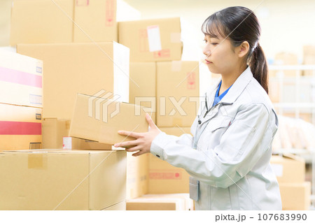 倉庫で働く作業服のスタッフ　物流業　倉庫業　ロジスティック　イメージ 107683990