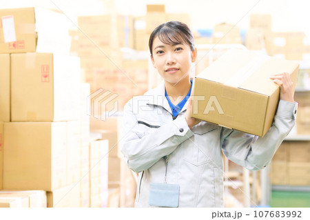 倉庫で働く作業服のスタッフ　物流業　倉庫業　ロジスティック　イメージ 107683992