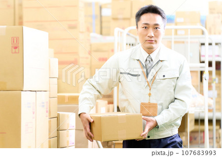 倉庫で働く作業服のスタッフ 物流業 倉庫業 ロジスティック イメージ 倉庫で働く作業服のスタッフ 物流業 倉庫業 ロジスティック イメージ 107683993