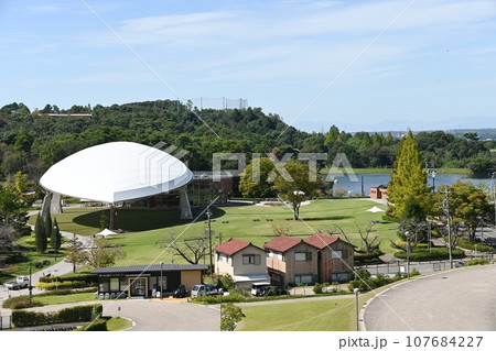 鞍ヶ池公園プレイハウスと鞍ヶ池 107684227