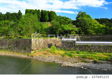 【熊本県】晴天の人吉城の水ノ手門跡 107685225
