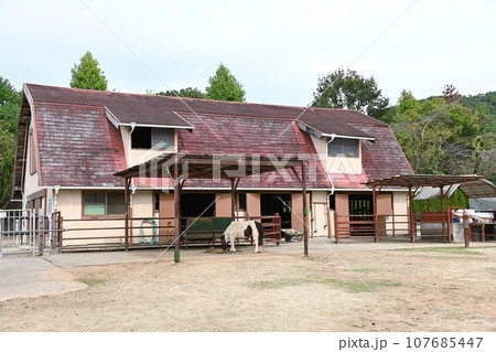 鞍ヶ池公園動物園内の厩舎 107685447