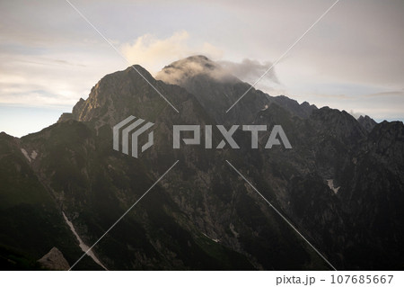 剱澤テント場から見る夕暮れの剱岳 107685667