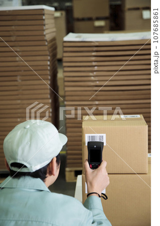 倉庫で荷物を検品する若い作業員 107685861