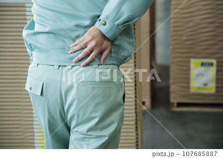 倉庫で働く若い作業員 107685887