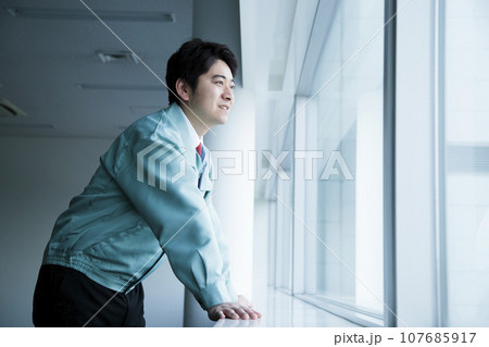 オフィスで働く作業服の若い男性のエンジニア 107685917