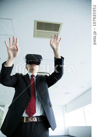 オフィスでVRを見る若いビジネスマン 107685952