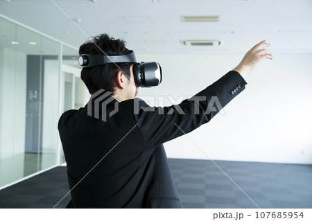 オフィスでVRを見る若いビジネスマン 107685954