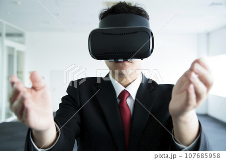 オフィスでVRを見る若いビジネスマン 107685958